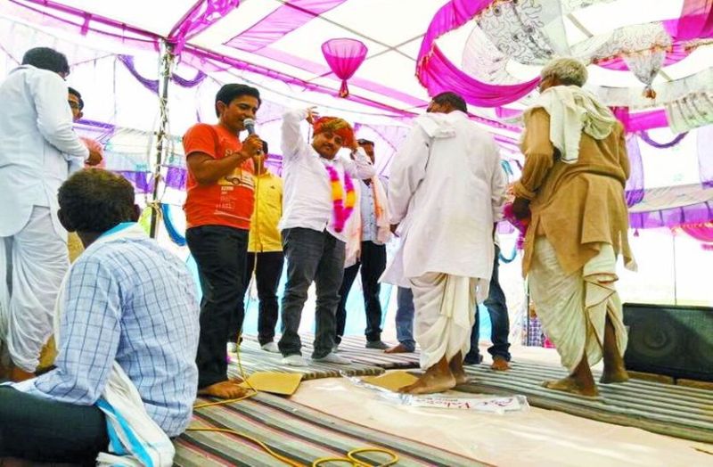 स्वागत करते हुए पंच पटेल