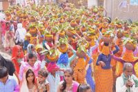 कलशयात्रा में उमड़ी महिलाएं