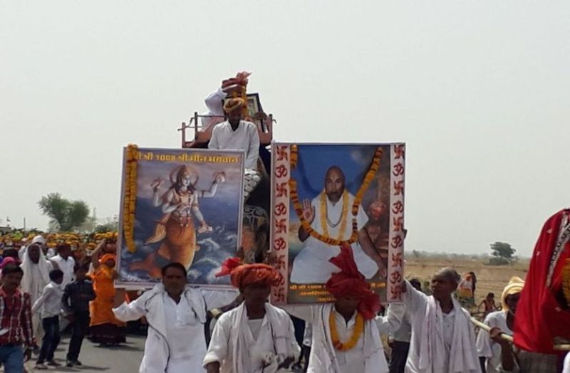 निकाली गई शोभायात्रा।