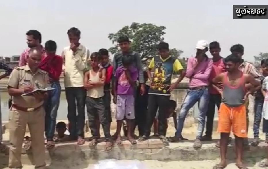नहर में नहा रहे लोगों को मिला कुछ एेसा कि सन्न रह गए लोग, देखें वीडियो