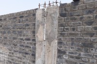 अधिक मुनाफा के चक्कर में ठेकेदार ने घटिया कॉलम से बना दी कलेक्टोरेट की बाउंड्रीवाल