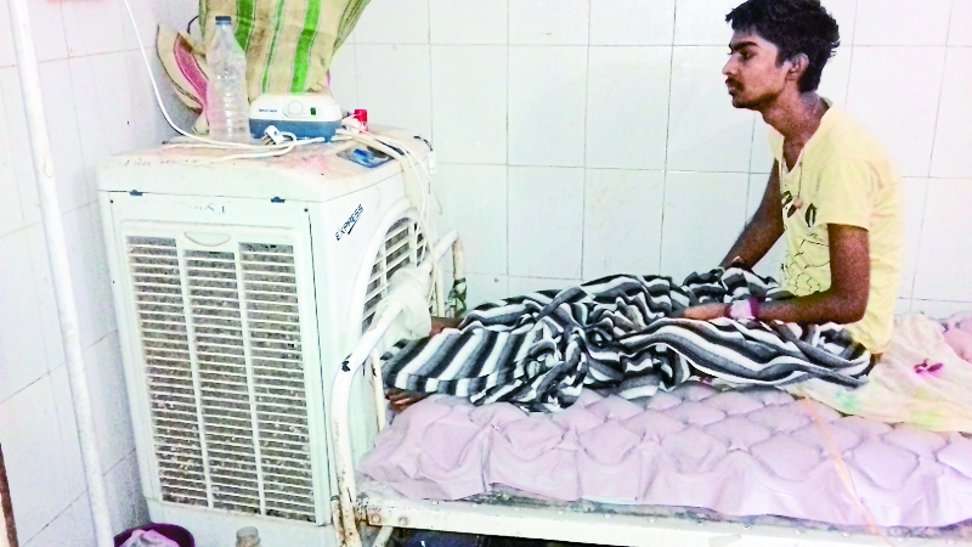 ४२ डिग्री पर पारा, अस्पताल में मरीज पसीना पसीना