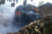 बिजली का तार टूटा, बाड़ी में रखे पैरा व छेना में लगी आग, आनन-फानन में बुलाया गया दमकल