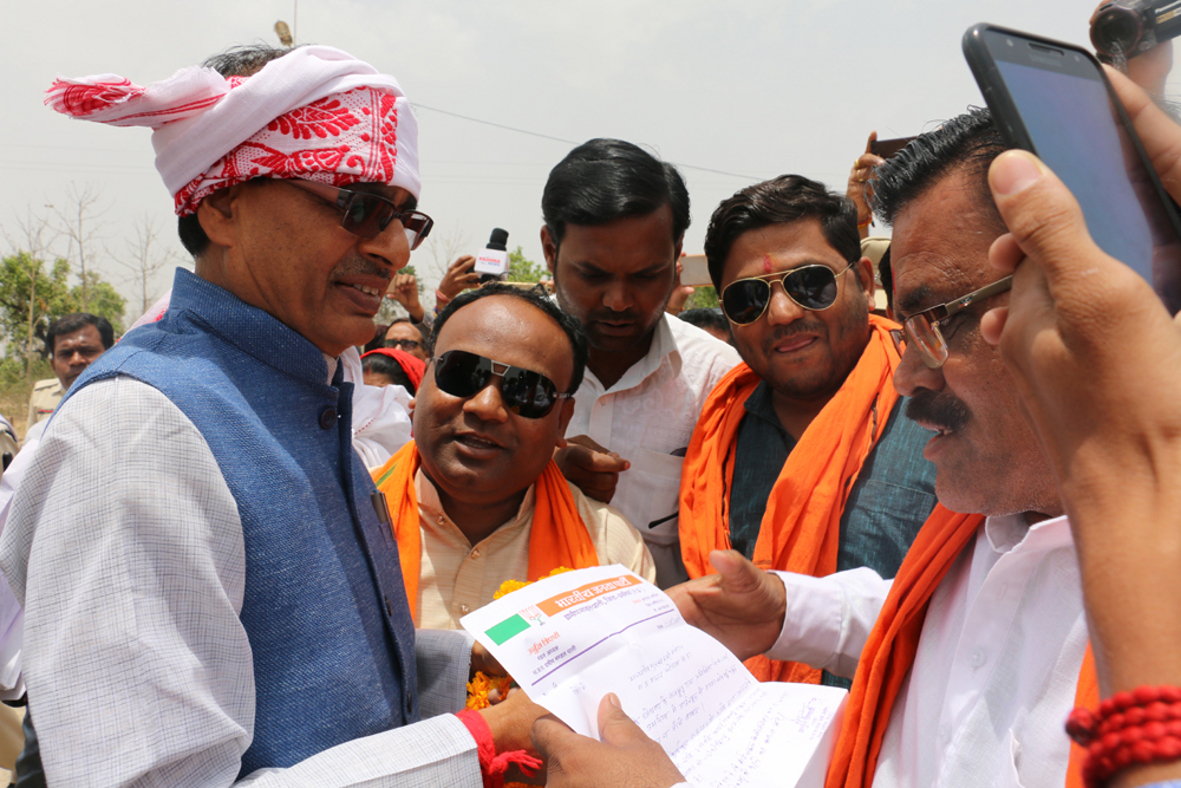 CM receives welcome at Umaria airport