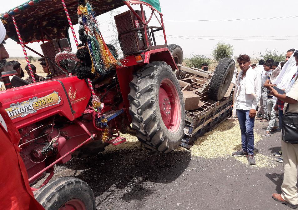 Elderly death due to overturning tractor-trolley near Mahapura village