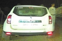 पीडब्ल्यूडी के लेखा अधिकारी की चोरी हुई डस्टर कार झाडिय़ों में मिली