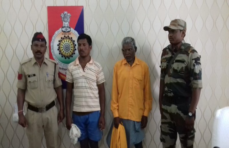 दो फरार नक्सली सहयोगी गिरफ्तार