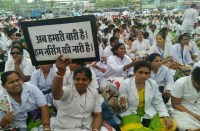 स्टॉफ नर्सेस की हड़ताल शुरू, अस्पताल में भर्ती मरीज अब भगवान भरोसे, जानिए क्यों खफा हैं ये नर्सेस...