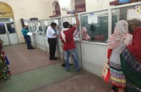 स्मार्ट फोन को लेकर पहले ही दिन हितग्राहियों को हाथ लगी निराशा, फार्म नहीं मिलने से बैरंग लौटे