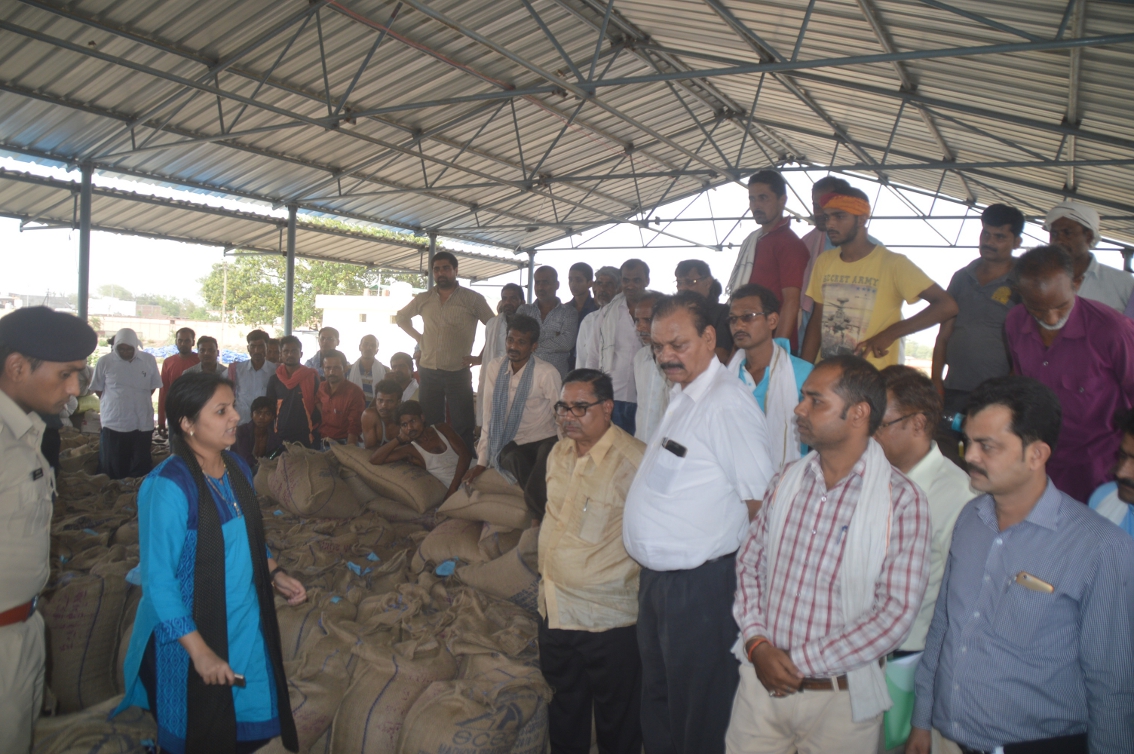 Farmers locked the main gate of Agricultural Market