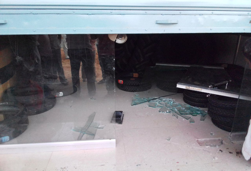 Theft in tyre shop
