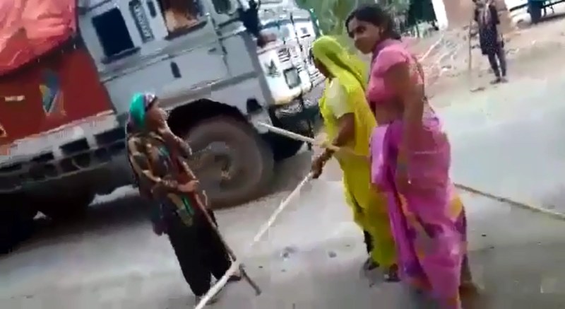 Two brothers family fighting live video barabanki news