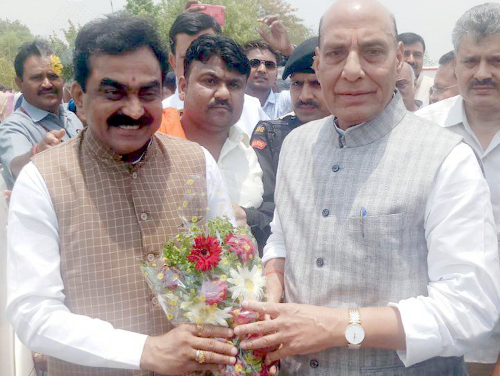 home minister lands satna to inaugurate martyr statue in kothi