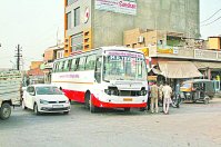 उनकी नजर सवारियों पर, इनकी जान जोखिम में?