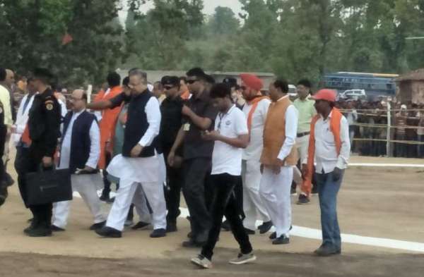 Photo Gallery : आसमान में सीएम का हेलीकाप्टर देख खुशी से झूमे कार्यकर्ता, इस तरह किया गया स्वागत...