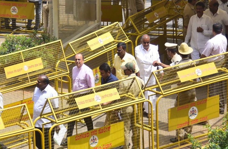 रिजॉर्ट राजनीति: छह होटलों में घूमे विधायक