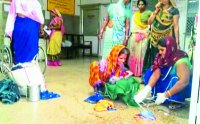woman gave birth a child on gate of panna district hospital