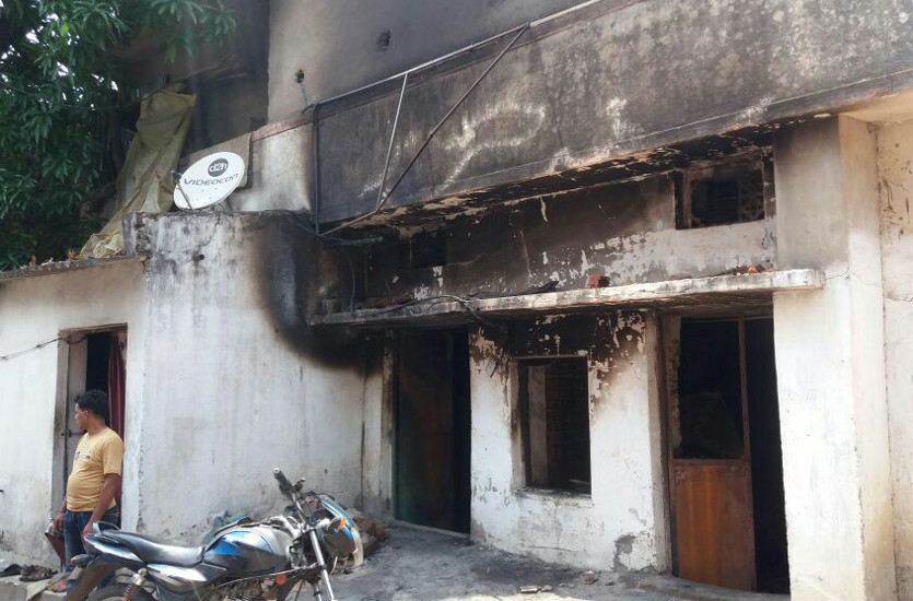 लोग नगर निगम पहुंचे और उठाकर ले गए फायर ब्रिगेड वालों को