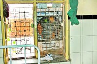 - बालोतरा. राजकीय नाहटा अस्पताल के मेडिकल वार्ड में बंद कूलर।