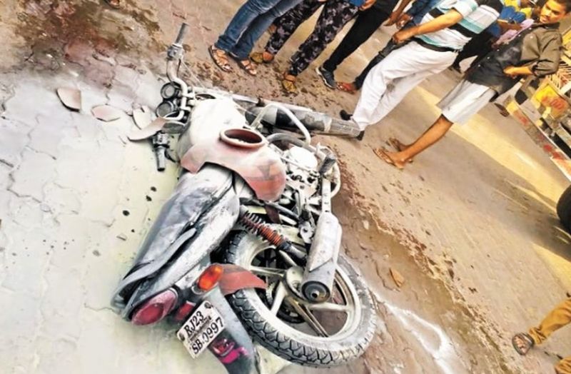 fire in bike at the time Petrol filling in neem ka thana sikar