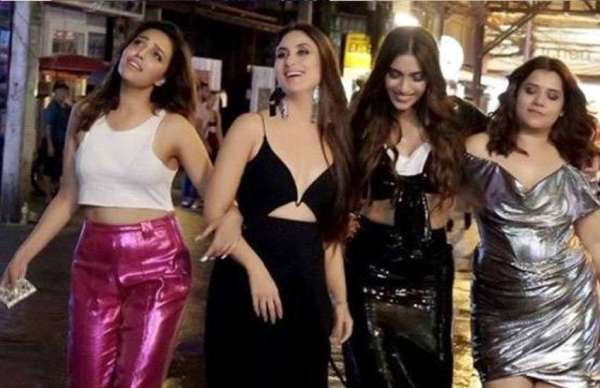 sonam kapoor and kareena kapoor in veere di wedding