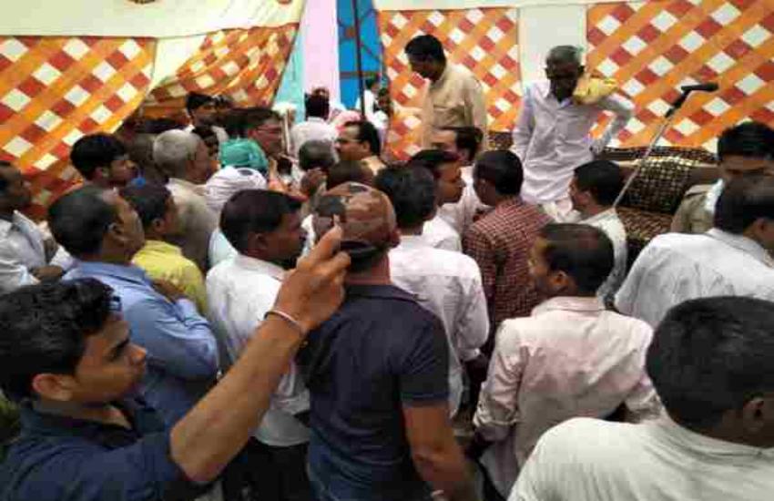 villagers oppose Satyapal singh