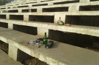 शाम ढलते ही मदिरा प्रेमी इस मैदान को बना लेते हैं बार, जमकर छलकाते हैं जाम