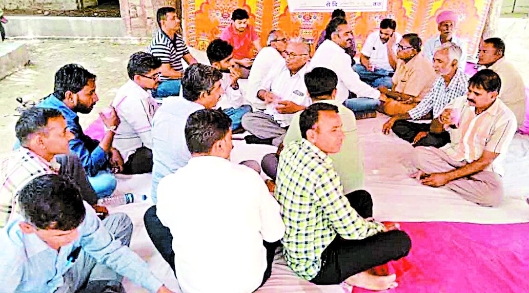 समदड़ी पंचायत समिति में चल रहे मनरेगाकर्मियों के धरने में शामिल राजस्थान पंचायतीराज सेवा परिषद के अधिकारी