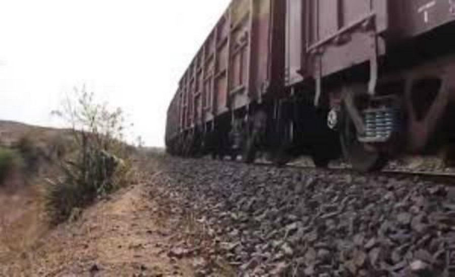 सीएम का विकास यात्रा : यहां आयरन ओर की जगह मालगाड़ी में मिले इस सामान को देख मची हड़कंप