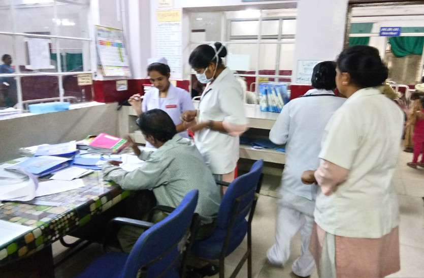 वेतन संबंधी मांगों को लेकर हड़ताल पर रायपुर गईं जिला अस्पताल की नर्सें, अब संविदा नर्सों के भरोसे मरीजों की जिंदगानी