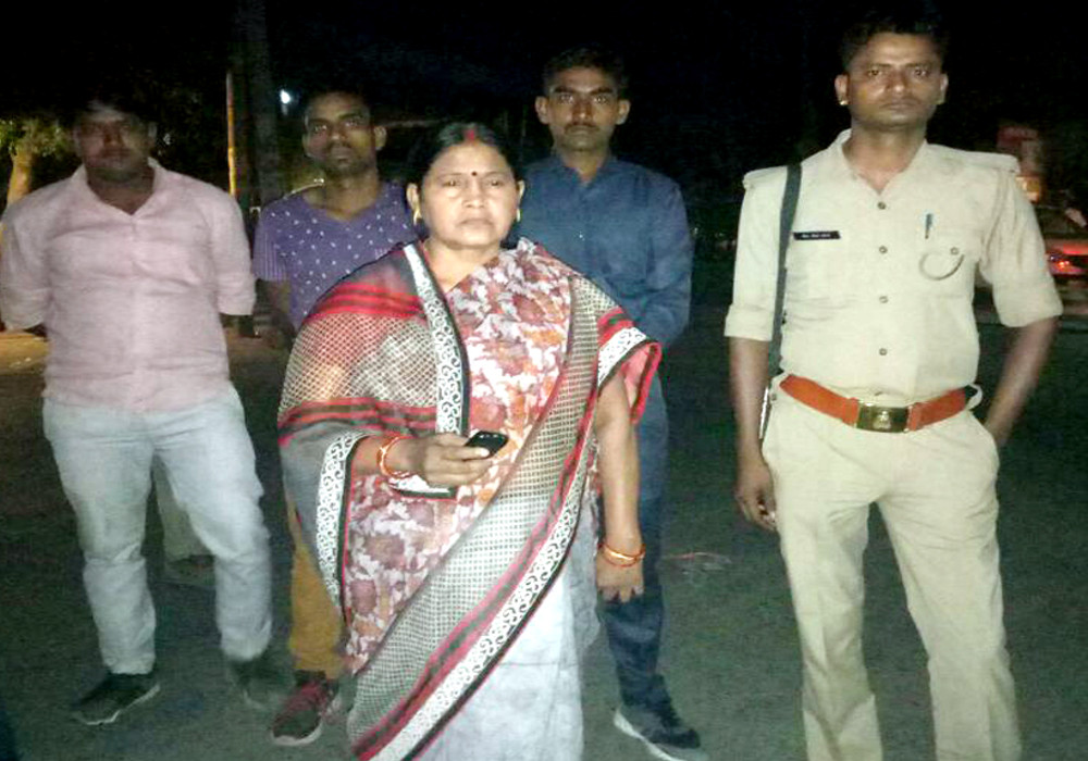 BJP MLA Savitri Katheria stuck in road jaam Etawah news