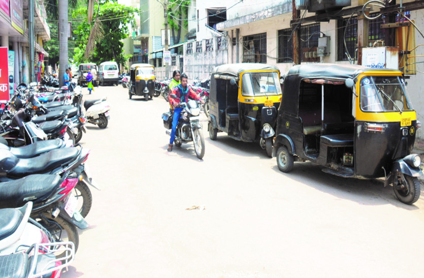 पार्किंग तो दूर, बैठने तक की जगह नहीं, मरीज व परिजन होते हैं परेशान