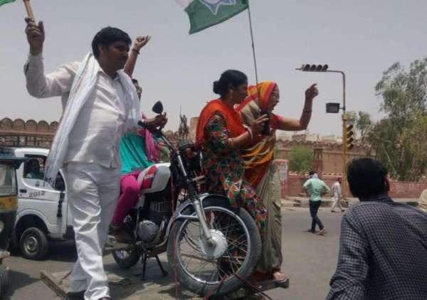 congress demonstration on rising prices of Petrol diesel