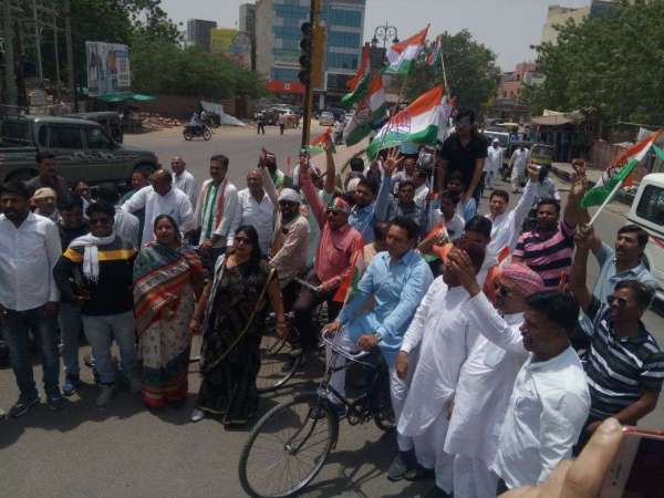 congress demonstration on rising prices of Petrol diesel