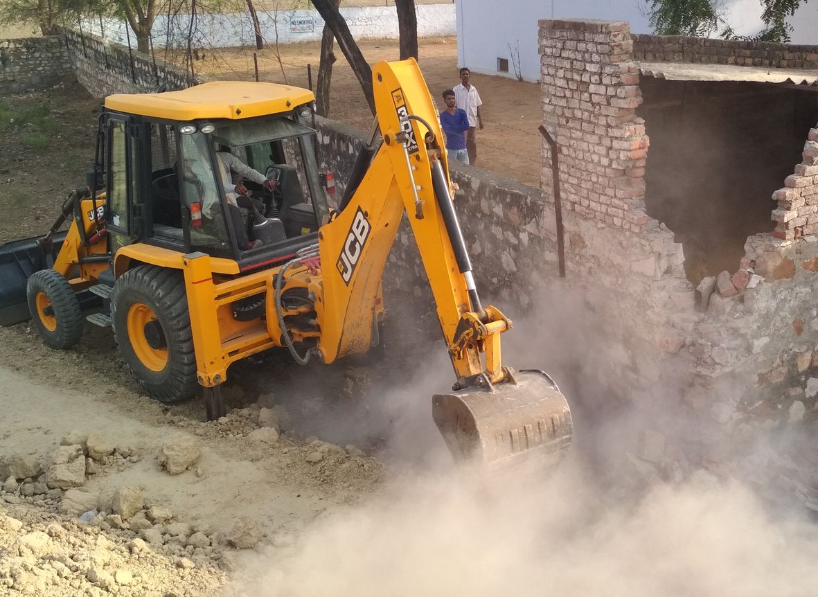 गंगापुरसिटी मेंं रेलवे की जमीन से अतिक्रमण हटाया