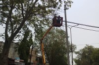 आज तीन ट्रांसफार्मर और आधा दर्जन बिजली खंभे लगाए जा रहे