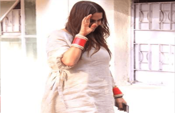 न मांग में सिंदूर, न मंगलसूत्र और बिना मेकअप के बाहर निकली नेहा धूपिया