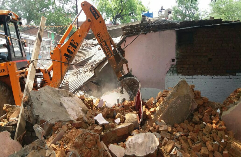 अवैध कब्जा करने वालों पर निगम ने बरती सख्ती, एक साथ खाली करवाए 200 मकान