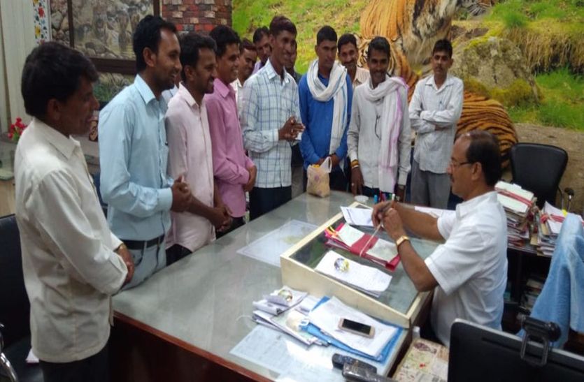 जिला कलक्टर को ज्ञापन सौंपते लोग।