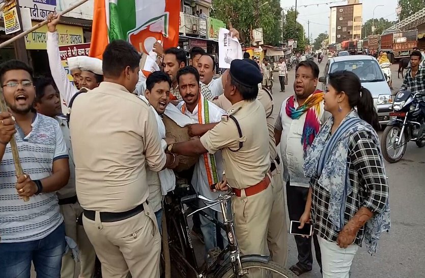 महंगाई के विरोध में युकां ने पीएम मोदी के पुतले को साइकिल पर घुमाया, देखें वीडियो