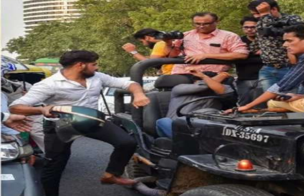 जॉन अब्राहम कर रहे थे 'परमाणु' का प्रमोशन, फूटा पब्लिक का गुस्सा, चले लात-घूंसे