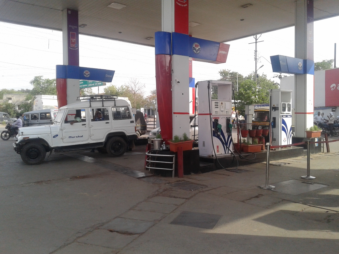 Petrol and diesel may reduce the government by 25 rupees
