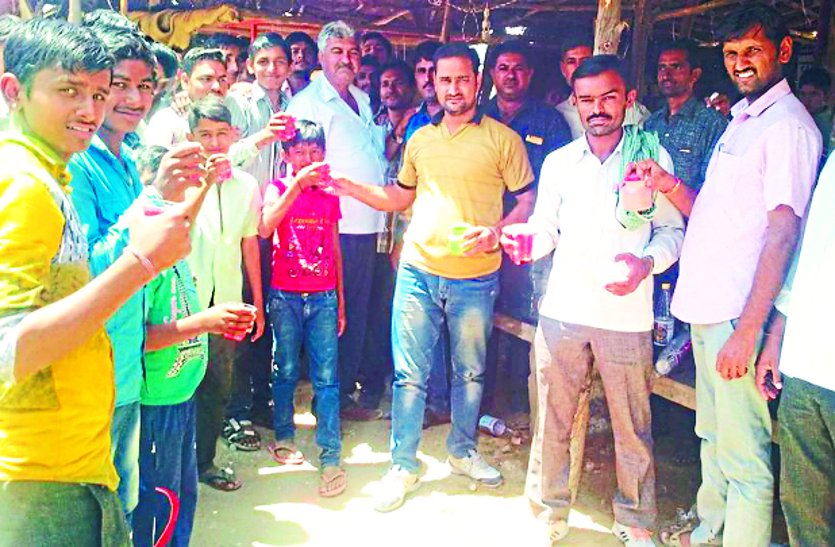 Employees Association protested with drink Syrup