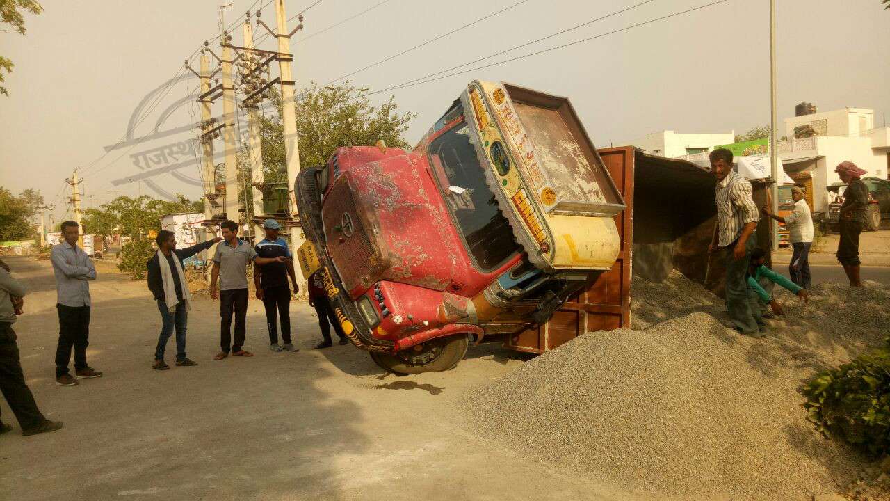  overload truck overturn in jaipur 
