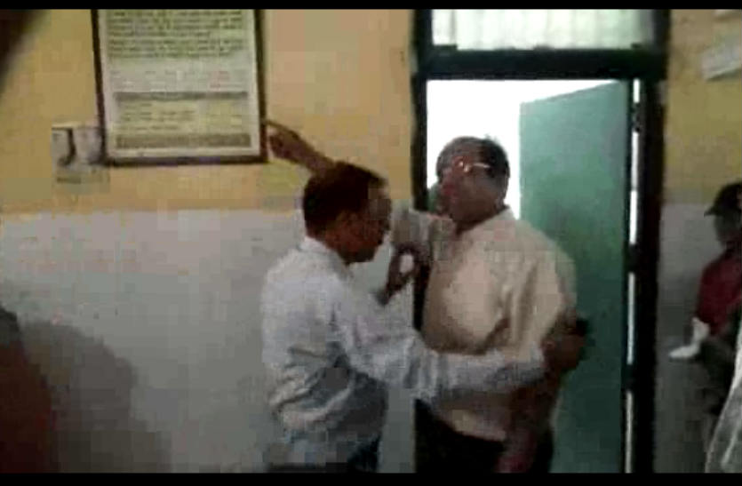 अखबार पढ़ने में डाला खलल तो डॉक्टर ने तीमारदार को धक्का देकर निकाला, देखें वीडियो