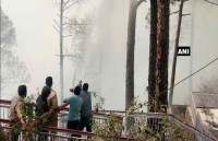 त्रिकुटा की पहाडियों में लगी आग को बुझाते हुए दमकल विभाग के कर्मचारी