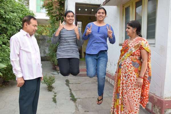 CBSE टॉपर ने इस तरह किया खुशी का इजहार, देखें इन तस्वीरों में