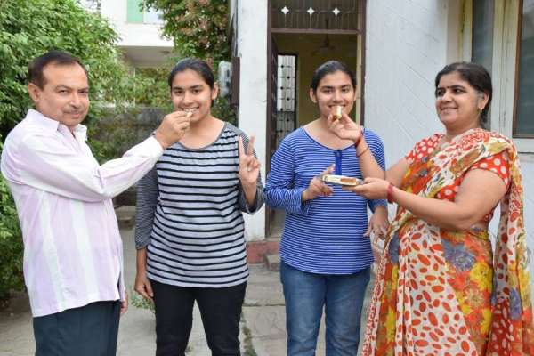 CBSE टॉपर ने इस तरह किया खुशी का इजहार, देखें इन तस्वीरों में