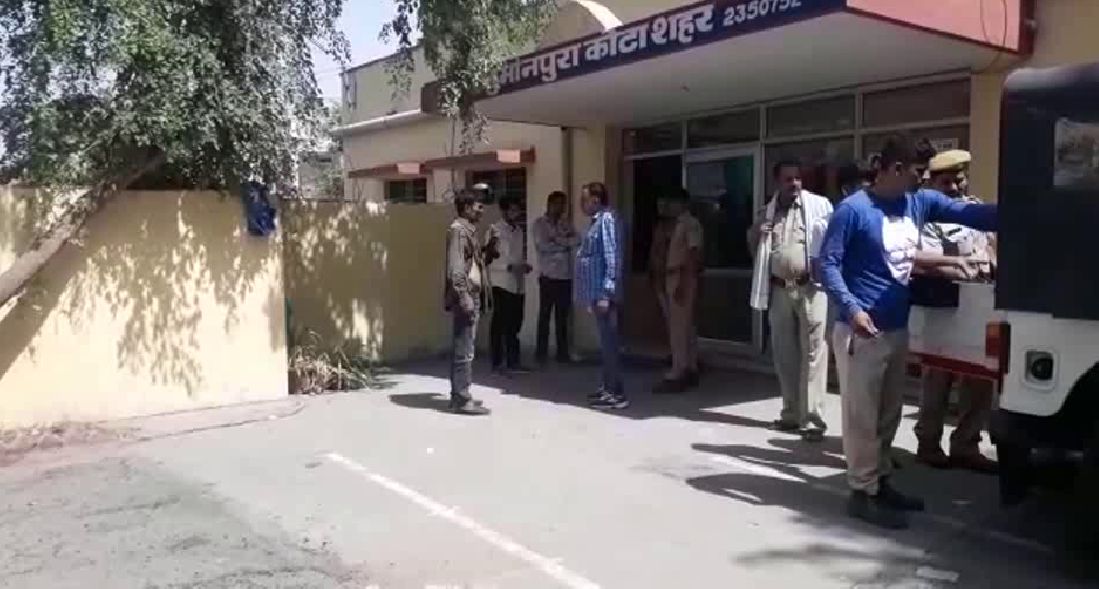 VIDEO:आखिर ऐसी क्या वजह थी कि ऑटो चालक ने दे डाली पुलिसकर्मियों को पेट्रोल छिड़कर आग लगाने की धमकी