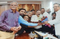 धरना पर बैठे बिजली कर्मचारी महासंघ